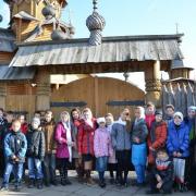 Паломники у Всехсвятского скита